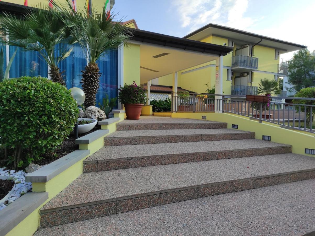 Hotel Ai Pini Градо Екстер'єр фото